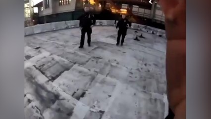 Ce jeune homme qui fait du parkour va échapper à deux policiers et même les narguer après ça !
