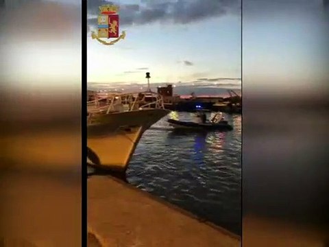 Fiumicino, pesca in area protetta. Peschereccio bloccato dalla Squadra Nautica della Polizia di Stato