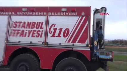 İstanbul Silivri'de Hurda Yüklü Kamyon Devrilmekten Son Anda Kurtarıldı