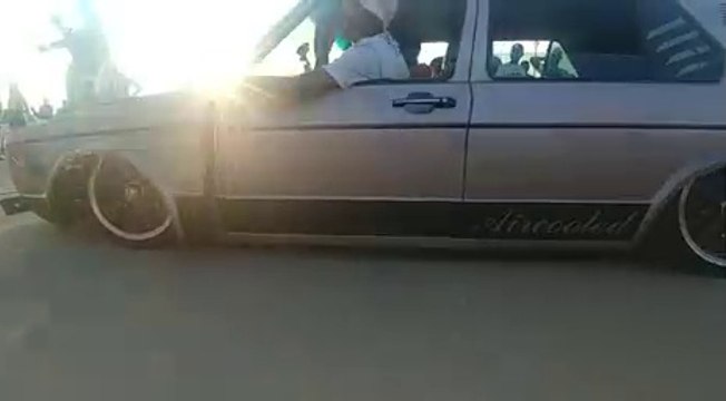 VÍDEO: Cuando el tuning se te va de las manos... el coche más bajo del mundo