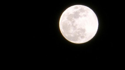 La 'superluna de gusano' ilumina la llegada de la primavera