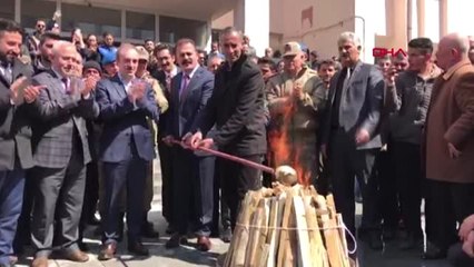 Hakkari'de Protokol Nevruz Ateşi Üzerinden Atladı