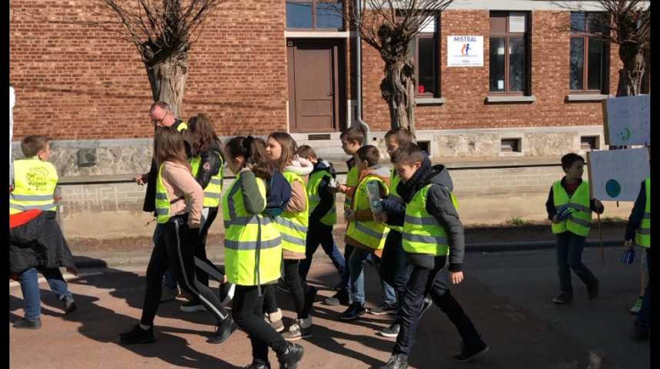 Six cents élèves ont marché pour le climat à Sa...