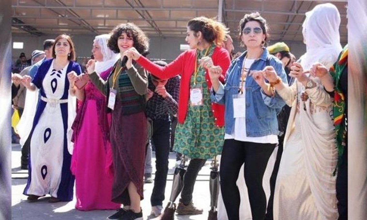 Protez bacaklarıyla yeniden halay çekti