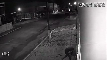 Ação rápida da PM evita arrombamento em loja; câmera registrou crime