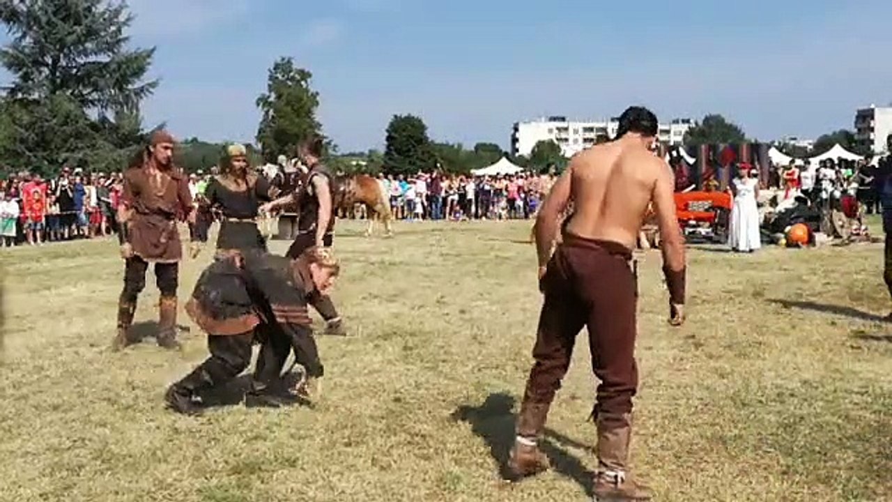 Изпълнение на "Бага тур" на фестивала "На хармана" в Харманли