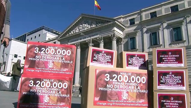 Juan Carlos Quer entrega firmas a favor de la prisión permanente