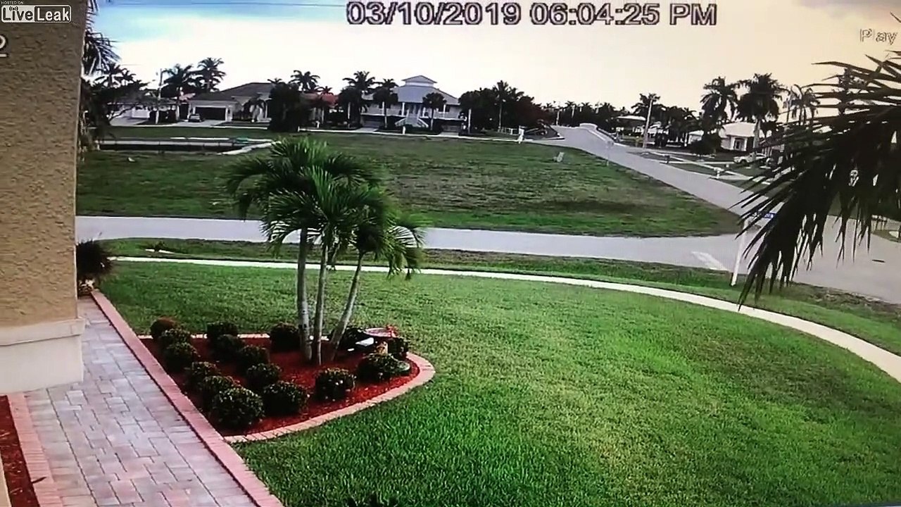 Des jeunes plongent en voiture dans la piscine du quartier !