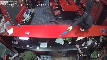 Un homme dort pendant le braquage d'un magasin