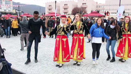 Horona farklı bir boyut kattılar...Nevruz Bayramı etkinliklerinde renkli görüntüler oluştu