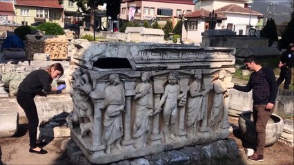 Üzerine örtülen brandadan boya bulaşan lahit temizlendi - BURSA