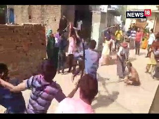 देखें अलवर के गांव में होली में कैसे चले दो गुटों के बीच डंडे