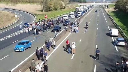 Des forains bloquent l'A11 au nord du Mans
