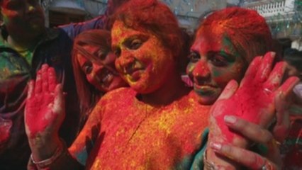 La India pierde la cabeza en Holi, la batalla campal de los colores