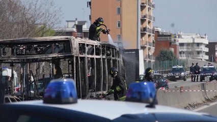 伊 난민정책 불만 스쿨버스 방화...중학생 기지로 참사 면해 / YTN