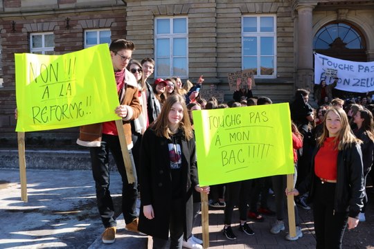 Bouxwiller : 300 lycéens manifestent contre la réforme du lycée et du bac