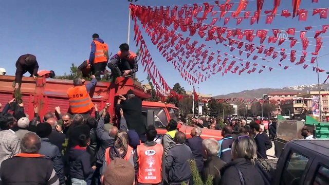 Ücretsiz verilen 5 bin fidan yarım saatte tükendi - ERZİNCAN