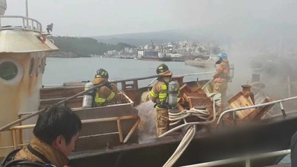 서귀포항 정박 어선에 불...선원 1명 대피 / YTN