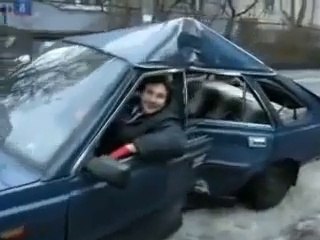 Vous m'expliquez comment cette voiture peut encore rouler?