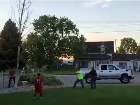 La prochaine fois il réfléchira à 2 fois avant de couper un arbre ! Assommé