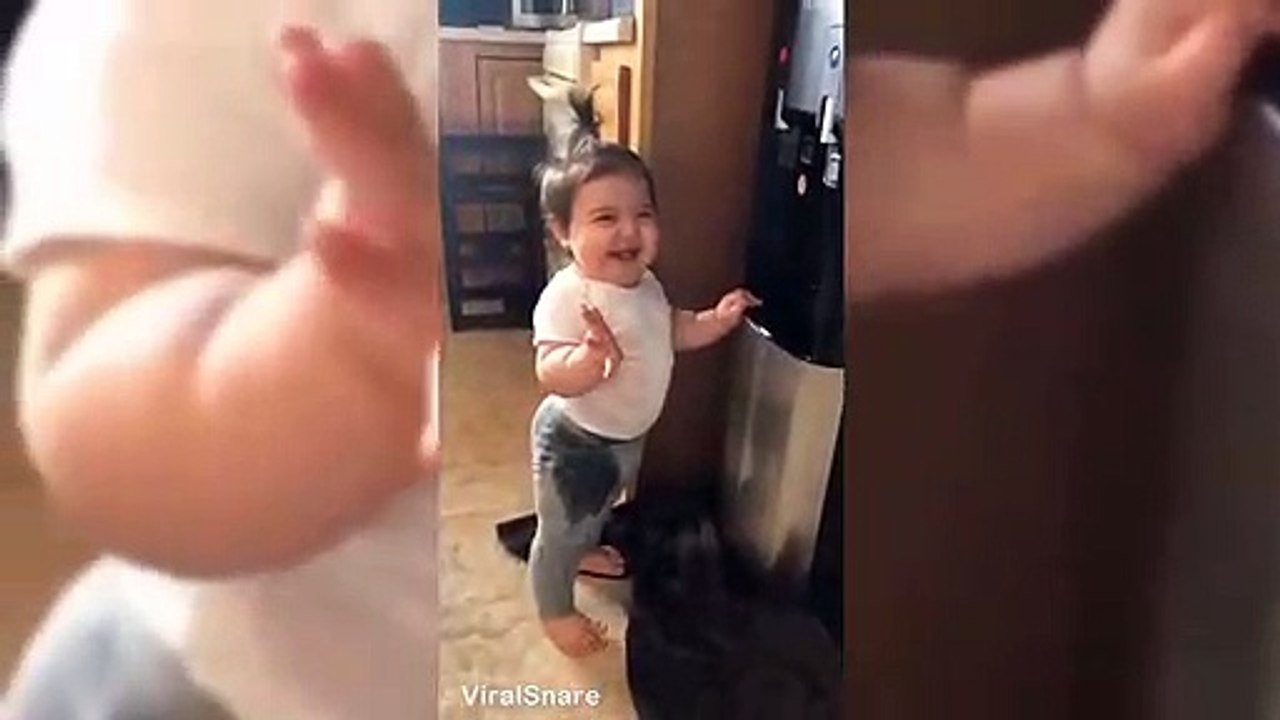 Cette fillette qui s'amuse avec la fontaine à eau est trop mignonne