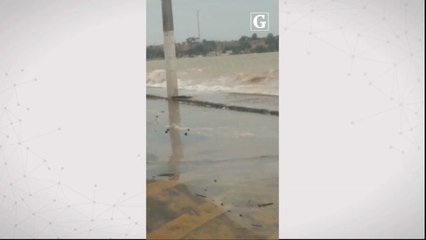 Ressaca no mar em Anchieta