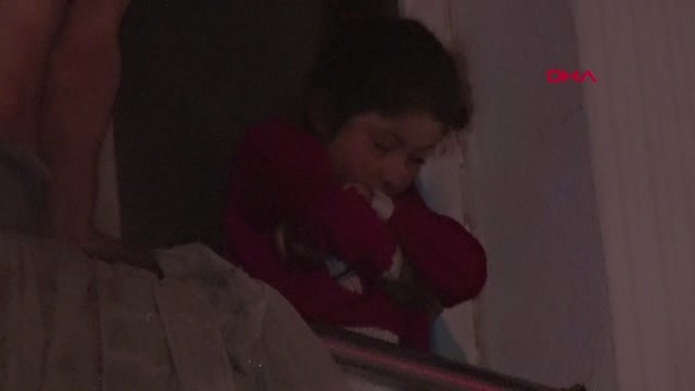 Yangında Üst Katlarda Mahsur Kalan 10 Kişiyi İtfaiye Kurtardı