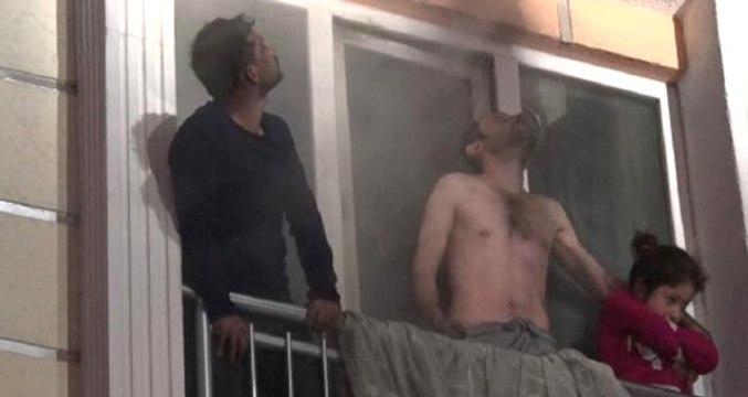 Yangında Üst Katlarda Mahsur Kalan 10 Kişiyi İtfaiye Kurtardı