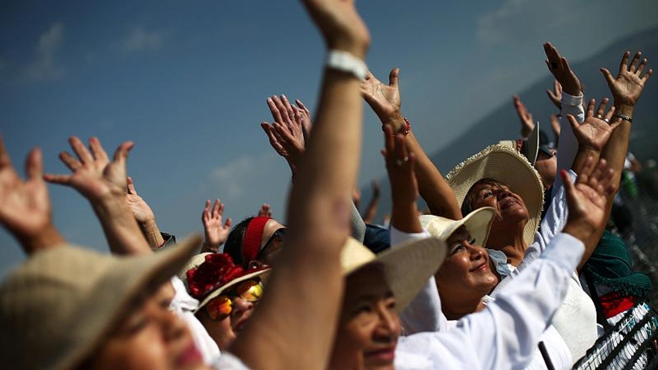 Pilger begrüßen den Frühling auf der Sonnenpyramide in Teotihuacán