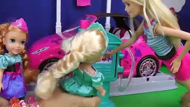 LAVAGE DE VOITURE ! Elsa et Anna, les tout-petits laver leurs dessins - Barbie - splash