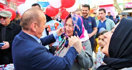 CHP'li Belediye Başkan Adayı, Sokak Sokak Gezip Başörtüsü Dağıttı
