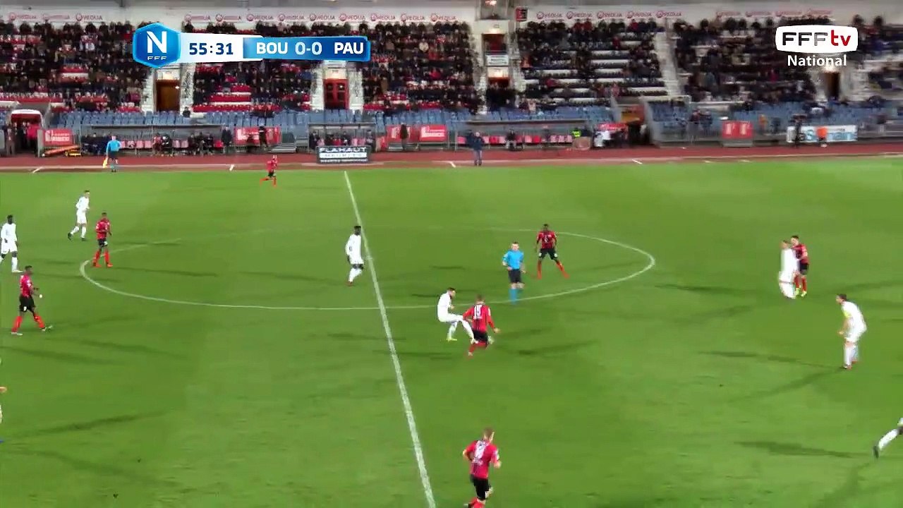 Belle action de Pau mais y'a une position de hors jeu sur le but.