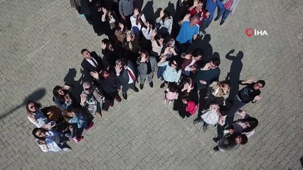 Farklarını vücutlarıyla okul bahçesinde  1 işareti yaparak anlattılar