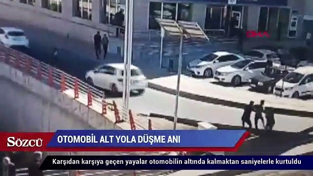Otomobilin alt yola düşmesi kamerada; yayalar saniyelerle kurtulmuş 2