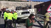 İzmir'de servis minibüsü devrildi: 20 yaralı