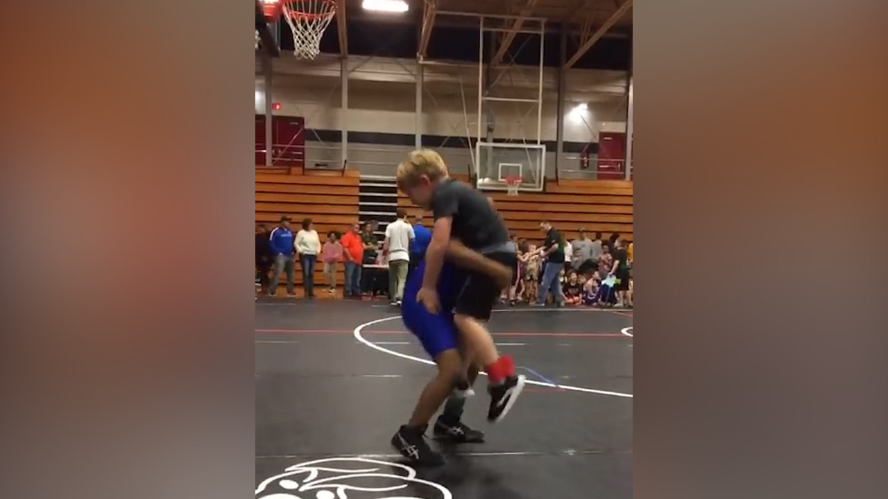 Un petit lutteur fait une prise de catch qui met K.O son adversaire !