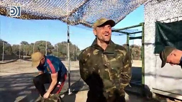 Los jugadores de la selección y Luis Enrique de maniobras militares