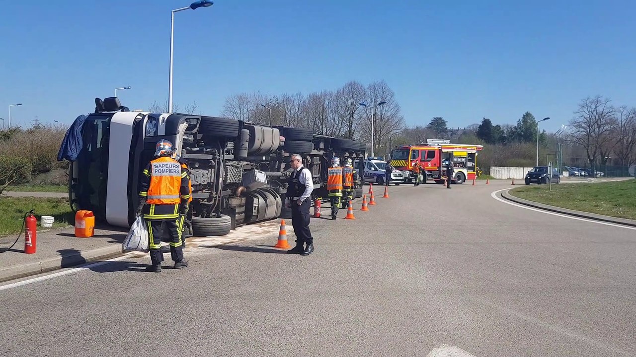 Un camion se renverse au rond-point du CPA à Bourg