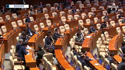 국회 대정부질문에 딴짓 삼매경…졸고, 자리 뜨는 의원들