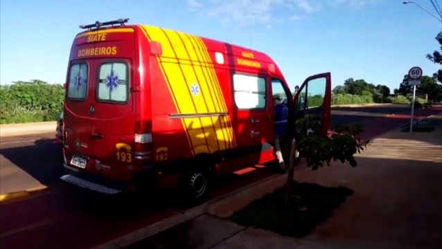 Jovem se fere em colisão envolvendo carro e moto na Avenida Tito Muffato