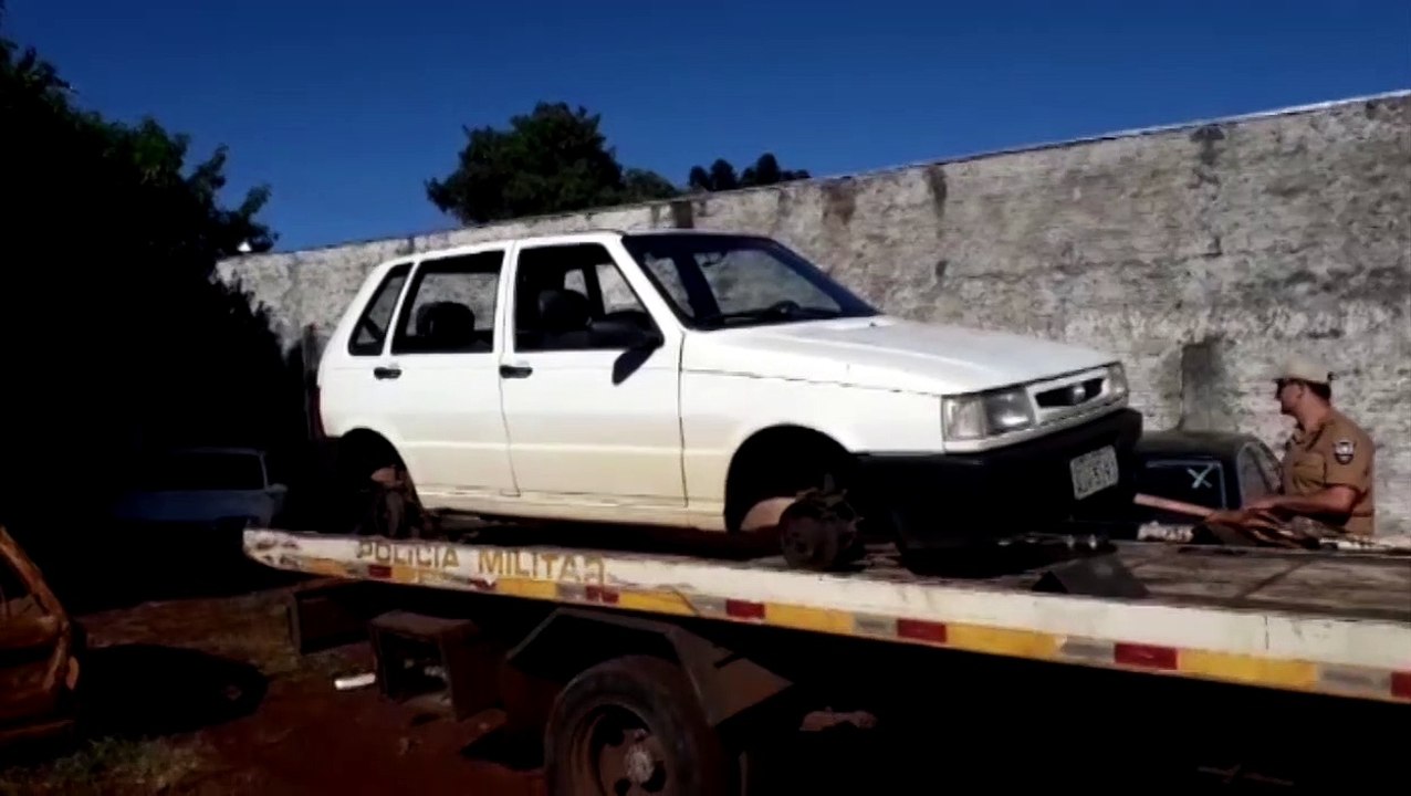 Carro furtado é localizado sem as rodas no Bairro São Cristóvão