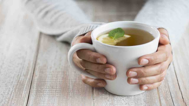Deshalb kann zu heißer Tee gefährlich für deine Gesundheit sein