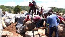 Cyclone Idai: Families hunt for missing relatives in Zimbabwe