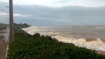 Em Jacaraípe, na Serra, fortes ondas invadem a estrada e impressiona que passa pelo local