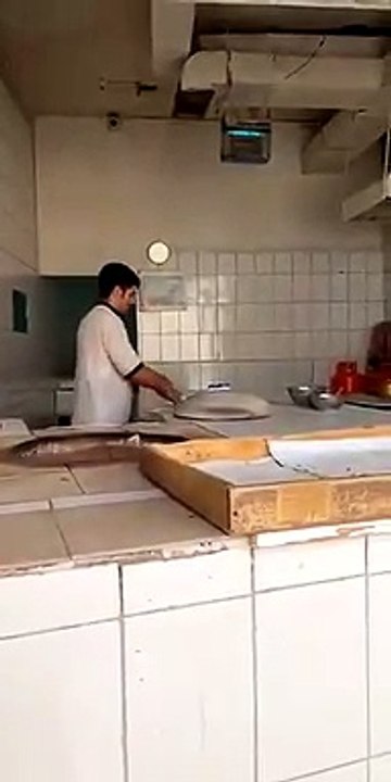 فتاة سعودية تثير الجدل بالغناء داخل مخبز