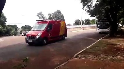 Mulher é atingida por estante de madeira em Colégio