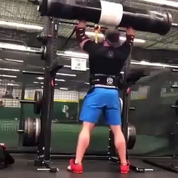 Un homme s’évanouit pendant un exercice de musculation