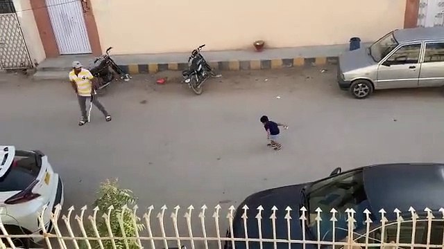 Sarfraz Ahmad playing cricket with his son