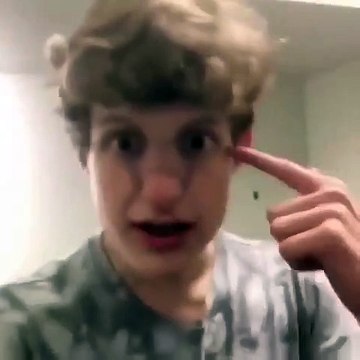 Jouer au basket avec sa tête et une poubelle