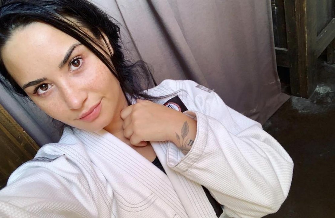 Demi lovato: neuer kampfsport-gürtel